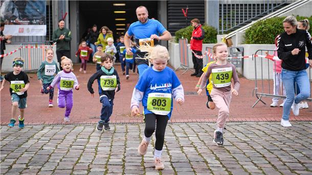 Cellist aus Basel gelingt Meisterstück und gewinnt Bremerhaven-Marathon Mit dem Kinderlauf wird die Veranstaltung traditionell eröffnet.