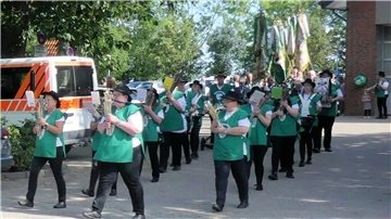 Mit dem Musikzug Rodenkirchen vorneweg starteten die Imsumer Schützen ihren Umzug.
