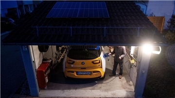 Mit dem neuen Programm wird der Kauf und die Installation einer Ladestation für Elektroautos in Kombination mit einer Photovoltaikanlage und einem Solarstromspeicher gefördert.