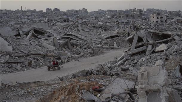 Bilder des Tages Mit dem Pferdewagen durch die Trümmer von Gaza