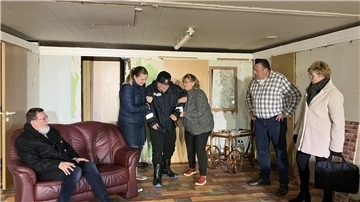Mit dem plattdeutschen Stück „To’n Verleven, düsse Fischer“ wollen (von links) Volker Kaja (er spielt Kay Fischer), Lisa Link (Silke), Jannes Wrede (Reimer Bartz), Martina Hüner (Irene Sönnichsen), Peter Hardt (Albert Sönnichsen) und Evelyn Struck (Bettina Wilkens) eine temporeiche und spannende Komödie bieten.
