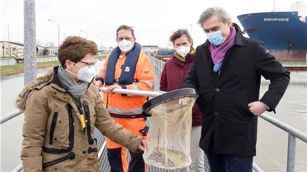 Mit dem Projekt Seabin können täglich bis zu 4 Kilo Plastikmüll aus dem Hafenwasser gefischt werden. Darüber freuen sich (von links): Häfensenatorin Claudia Schilling sowie Stephan Rademacher, Katja Pape und Robert Howe von Bremenports.