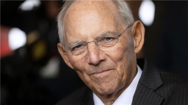 Schäubles Spartipp: „Dann zieht man halt einen Pullover an“ Mit dem Pullover gegen die Kälte: Wolfgang Schäuble.