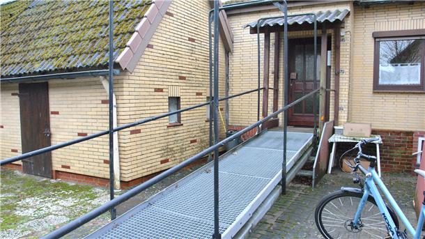 Mit dem Rollstuhl kann die Zevenerin über die Rampe direkt in die Wohnung fahren.