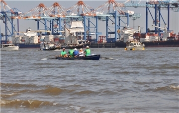 Mit dem Ruderboot, außerhalb des Fahrwassers, die Einlaufparade der Sail begleiten. Das haben die Nordenhamer Ruderer mit zahlreichen Gästen genossen.