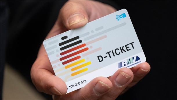 Mit dem sogenannten Deutschlandticket für monatlich 49 Euro können Inhaberinnen und Inhaber seit Mai in Bussen und Bahnen des Nah- und Regionalverkehrs durch ganz Deutschland fahren.