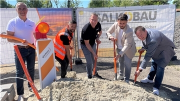Mit dem symbolischen ersten Spatenstich haben Carsten Höfinghoff, Jasmin Hodzic, Sascha Zink, Omer Kosuta und Axel Linnweber (von links) den offiziellen Startschuss für den Glasfaserausbau in Burhave gegeben.
