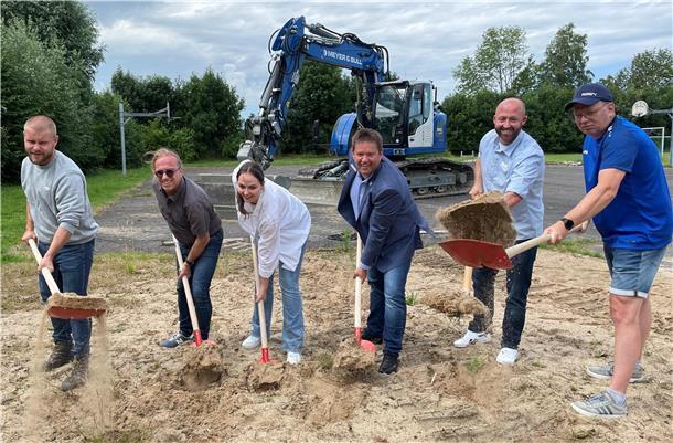 Mit dem symbolischen erster Spatenstich starteten Bauleiter Leif-Eric Splisteser, Architekt Oliver Kilian, Projektleiterin Friederike Bohlen, Bürgermeister Axel Linneweber, Bauamtsleiter Eike Bartzsch und TuS-Chef Renke Hessenius die lang ersehnte Sanierung des Tossenser Sportplatzes.