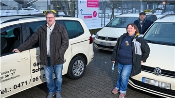 Mit dem Taxi zum Impfzentrum in der Stadthalle (von links): Karsten Eisenhardt, Rita Risch und Bernhard Tychsen holen ihre Fahrgäste wieder ab.