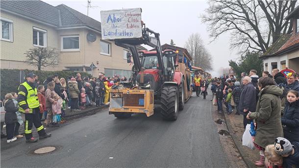 Die schönsten Fotos vom Karneval in Wehdel: Was für ein bunter Umzugstrubel Mit dem Trecker geht es durch Wehdel.