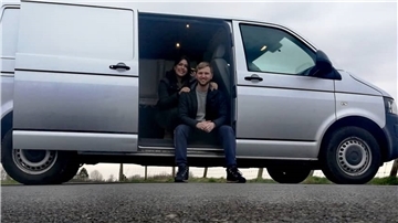 Mit dem VW T5 soll es für Shirin Bajrami und Felix Busch-Schweers bald auf Reisen gehen.