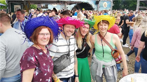 Frühtanz: So feiern die Menschen in Steinau und Lüdingwörth Mit den bunten Hüten ist das Quartett ein Hingucker beim Frühtanz in Steinau.