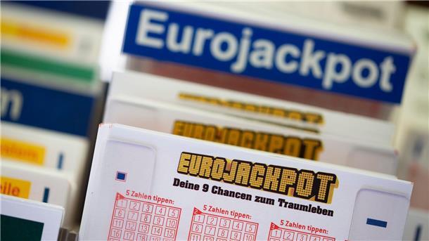 Mit den Gewinnzahlen 20 - 21 - 30 - 41 - 43 und den beiden Eurozahlen 10 und 11 lag ein 61-Jähriger aus Bremerhaven richtig, wie Westlotto nach der Ziehung in Münster mitteilte.