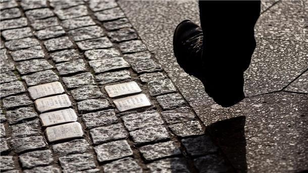 Judenfeindliche Beschimpfungen bei Stolperstein-Verlegung Mit den Stolpersteinen wird der Opfer des NS-Terrors gedacht.