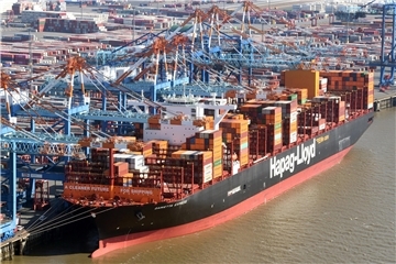Luftfoto auf ein Riesencontainerschiff und den Bremerhavener Hafen. Mit der Ankunft der „Damietta Express“ in Bremerhaven wird die Bedeutung des Gemini-Netzwerks von Hapag-Lloyd und Maersk deutlich, das auf zentralisierte Warenströme setzt und eine beeindruckende Zuverlässigkeit verspricht.