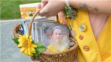 Eine Person hält einen Korb mit Autogrammkarten