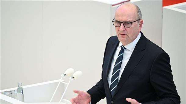 Mit der Bezahlkarte soll verhindert werden, dass Migranten Geld an Schlepper oder an ihre Familie oder Freunde ins Ausland überweisen. Mit dem gleichen Argument hat sich auch Dietmar Woidke (SPD) für eine solche Karte ausgesprochen.