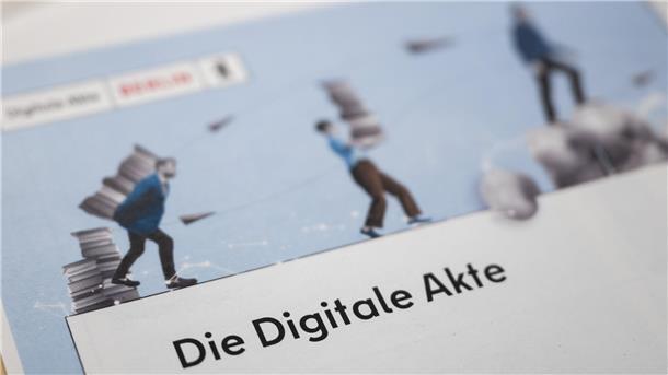 "Die Digitale Akte" steht auf dem Ausdruck einer Präsentation