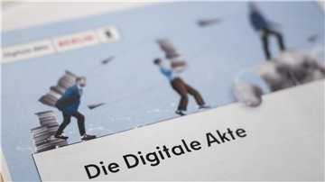 "Die Digitale Akte" steht auf dem Ausdruck einer Präsentation