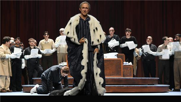 Mit der ebenso skurrilen wie lyrischen Partie des „Königs“ in der Prokofieff-Oper „Die Liebe zu den drei Orangen“, inszeniert von Julius Theodor Semmelmann, hat Timothy Edlin sich dem Bremerhavener Publikum jetzt zur Spielzeiteröffnung vorgestellt.