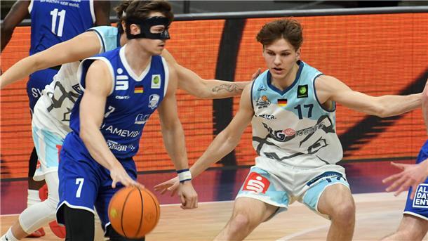 Mit der Erfahrung aus 20 ProA-Einsätzen wechselt Carlo Meyer (rechts) von den Eisbären zum Regionalligisten Aschersleben. 