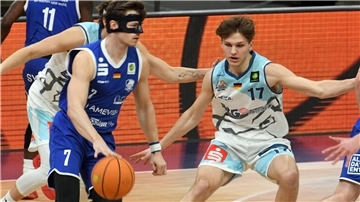 Mit der Erfahrung aus 20 ProA-Einsätzen wechselt Carlo Meyer (rechts) von den Eisbären zum Regionalligisten Aschersleben. 