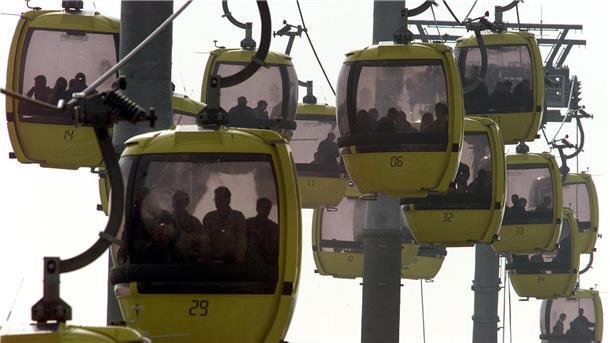 Die fünf verrücktesten Ideen, die es in Bremerhaven gegeben hat Mit der Expo-Seilbahn "Skyliner" fahren auf dem Weltausstellungsgelände in Hannover viele Besucher. In den Gondeln können pro Stunde 12 000 Menschen über das Gelände befördert werden.