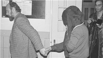 Mit der Festnahme des 26-jährigen Schweizers Marcel G. ging im November 1973 ein spektakulärer Entführungsfall zu Ende. Ganz nah dran waren damals die Reporter, hier im Bild ist Redakteur Eberhard Wendt (r.) zu sehen.