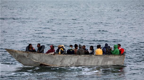 Mittelmeer-Migranten: „Sie behandeln uns wie Tiere“ Mit der Hoffnung, das Ziel Europa zu erreichen: Migranten in einem Boot.
