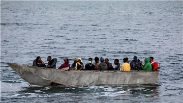 Mit der Hoffnung, das Ziel Europa zu erreichen: Migranten in einem Boot.