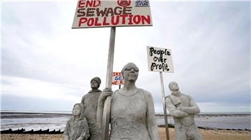 Mit der Kunstinstallation „Sirens of Sewage“ von Jason DeCaires Taylor sollen Menschen gewürdigt werden, die sich für den Schutz der Gewässer und der Meeresökologie einsetzen.