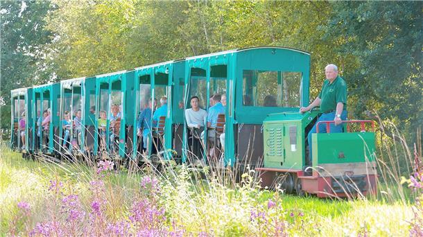 Ostern im Cuxland: Naturerlebnis, tierischer Spaß, Osteraktionen und mehr Eine grüne Moorbahn mit Gästen.