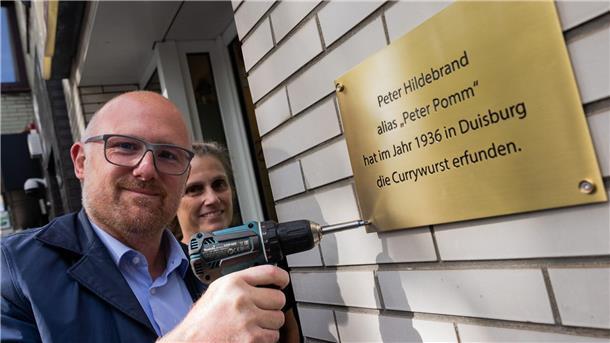 Nicht Berlin! Duisburg will Geburtsort der Currywurst sein Mit der neuen Plakette macht Oberbürgermeister Sören Link (SPD) klar: Hier in Duisburg wurde die Currywurst erfunden.