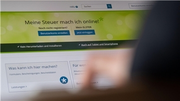 Eine Frau bedient das Portal der deutschen Steuerverwaltungen zur Abwicklung der Steuererklärungen und Steueranmeldungen über das Internet, Elster. Mit der richtigen Steuersoftware ist die Steuererklärung schnell erledigt – doch nicht jede Anwendung überzeugt.
