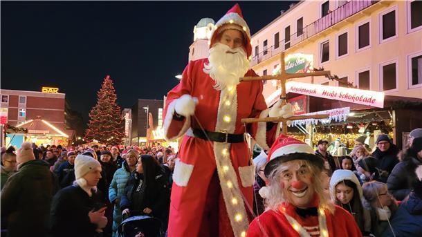  Weihnachtsmann-Marionette im Getümmel des Bremerhavener Weihnachtsmarkts