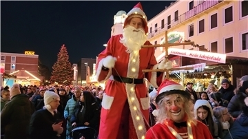  Weihnachtsmann-Marionette im Getümmel des Bremerhavener Weihnachtsmarkts