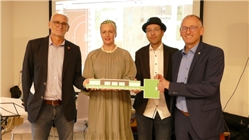 Mit der Schlüsselübergabe zur Eröffnung des Sportvereinsgebäudes und einem Gästeabend ist das lange Festwochenende gestartet. Darüber freuen sich (v. l.) Frank Drop (Vorsitzender TV Loxstedt), Janna Behrens (ArchitektinVereinsgebäude), Lüder Hoppe (Landschaftsarchitekt und Planer der Sportanlage) und Loxstedts Bürgermeister Detlef Wellbrock. Foto: Grotheer/Gemeinde Loxstedt