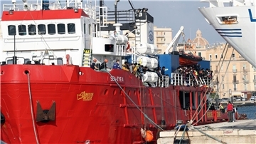 Mit der „Sea-Eye 4“ wurden bereits in der Vergangenheit Migranten gerettet. Hier legt das Schiff in Trapani an.