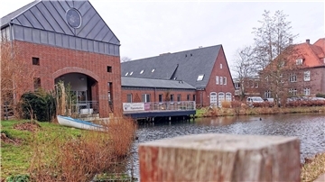 Ein Seniorenheim von außen, davor ein kleiner See.