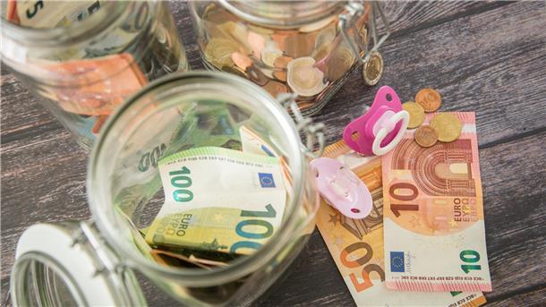 Mit der Volljährigkeit oder dem Ende der Schule muss das Kindergeld nicht versiegen. Die Arbeitsagentur Stade zeigt auf, unter welchen Voraussetzungen Zahlungen weiterhin gewährt werden können.