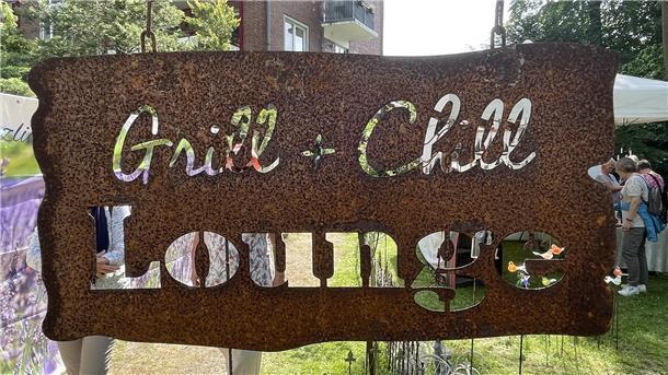 Mit diesem Schild werden Garten und Terrasse zur Grill- und Chill-Lounge.