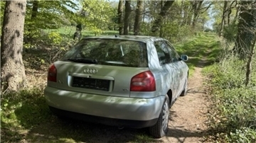 Mit diesem Wagen sind am Montagmorgen drei Männer vor der Polizei geflohen. Das Auto wurde in Bexhövede gefunden.