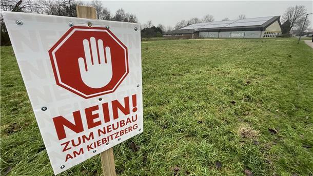 Protestschild auf einer Grünfläche in Nordenham. Die Anlieger der Straße Am Kiebitzberg wollen ein Bauprojekt verhindern.