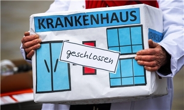 Mit diversen Aktionen demonstriert das Bündnis Klinikrettung und Gemeingut in BürgerInnenhand (GiB) gegen bundesweite Klinikschließungen. Hanns-Ulrich Leisterer möchte das Bündnis mit Vermögen des MLK-Fördervereins unterstützen, wenn sich der Verein auflöst.