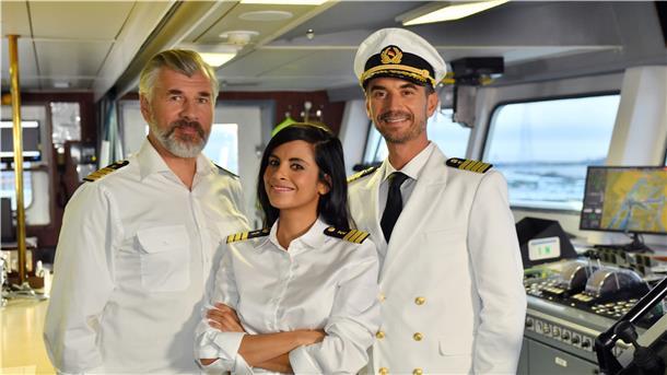 Mit Dr. Delgado (Collien Ulmen-Fernandes) bekommen Kapitän Max Parger (Florian Silbereisen, recht) und Staffkapitän Martin Grimm (Daniel Morgenroth) Verstärkung an Bord des TV-„Traumschiffs“.