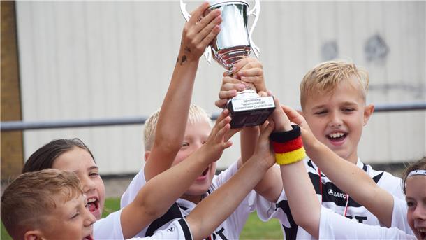Abbehausen holt den Pokal: Fußballturnier der Grundschulen feiert Comeback