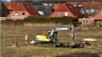 Mit Drucktestversuchen und Bodenuntersuchungen hat Helios überprüfen lassen, ob und wo auf dem früheren Klinikgelände Boden ausgetauscht werden muss.