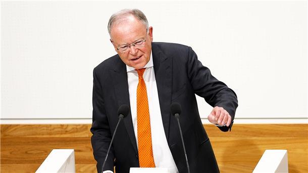 Wegen AfD: Weil appelliert an Zusammenhalt der Demokraten Mit einem Appell gegen völkisches Denken verabschiedet sich Weil als geschäftsführender Ministerpräsident.