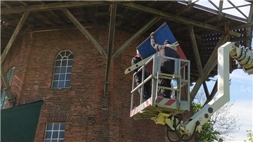 Mit einem auf 33 Meter Höhe ausfahrbaren Hubsteiger installierten die Fachleute aus Winsen-Luhe die insgesamt 16 Elemente an zwei Windrosen.