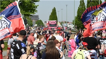 Mit einem Autokorso begleitet von rund 1.000 Fans kamen die Spieler der Fischtown Pinguns zum Konrad-Adenauer-Platz.